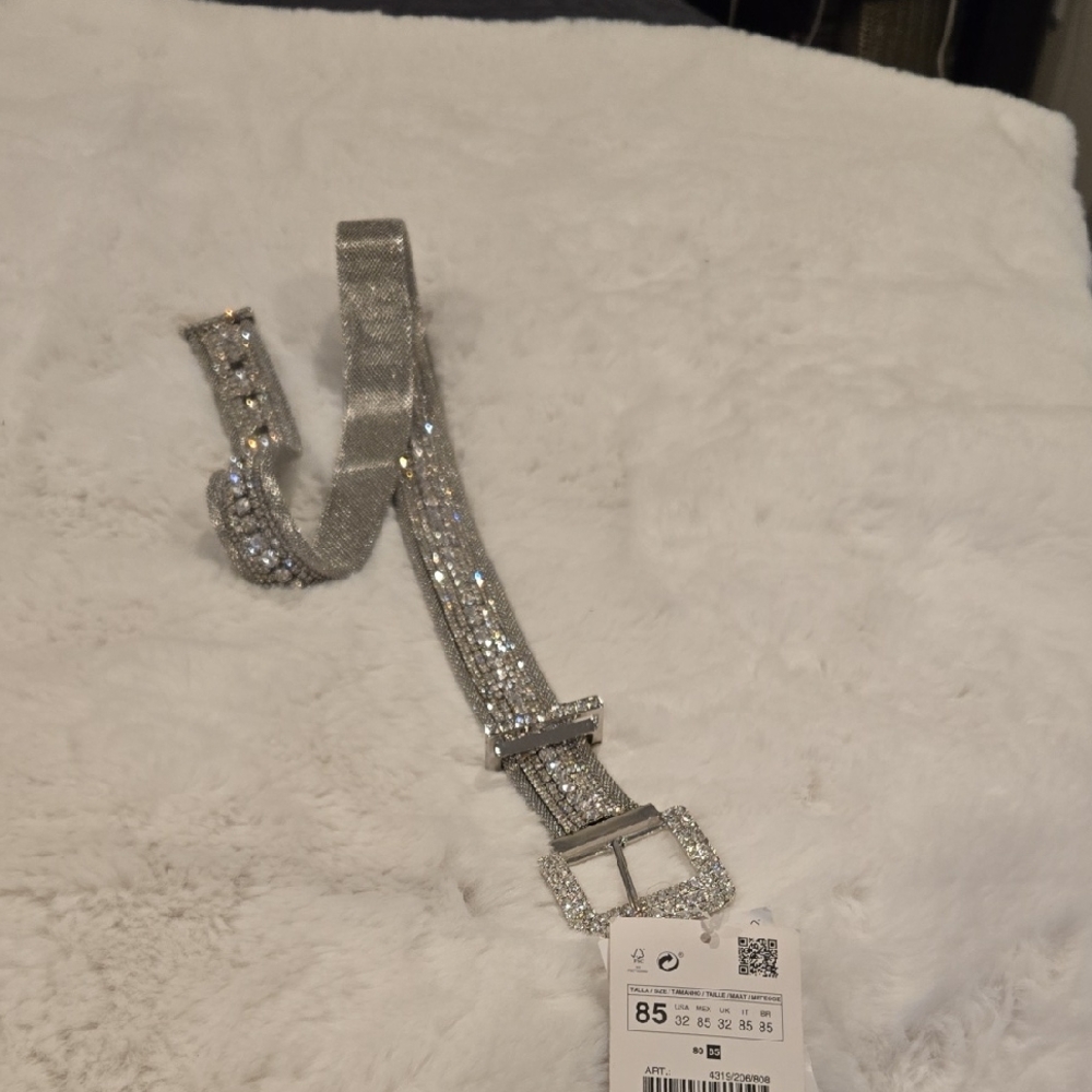 Silver Belt with Sleek Design and Adjustable Length